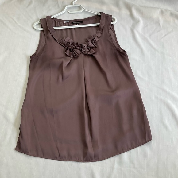 Sleeveless, lightweight, silky smooth blouse - Picture 2 of 5